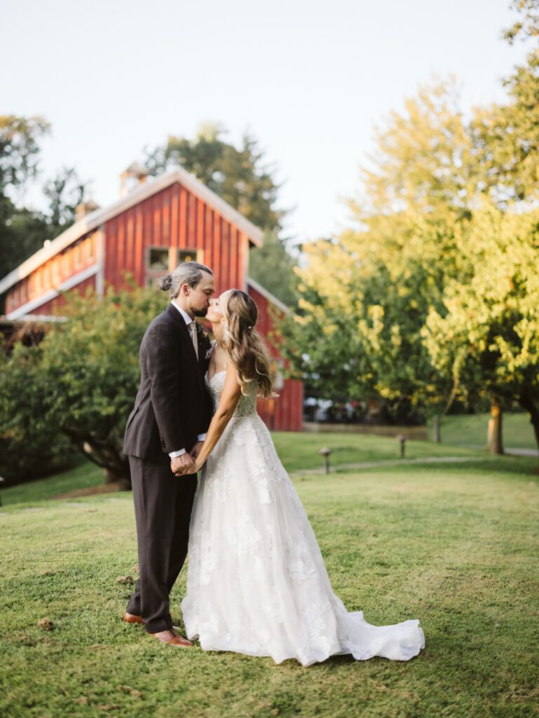 buttermilk falls inn wedding portraits
