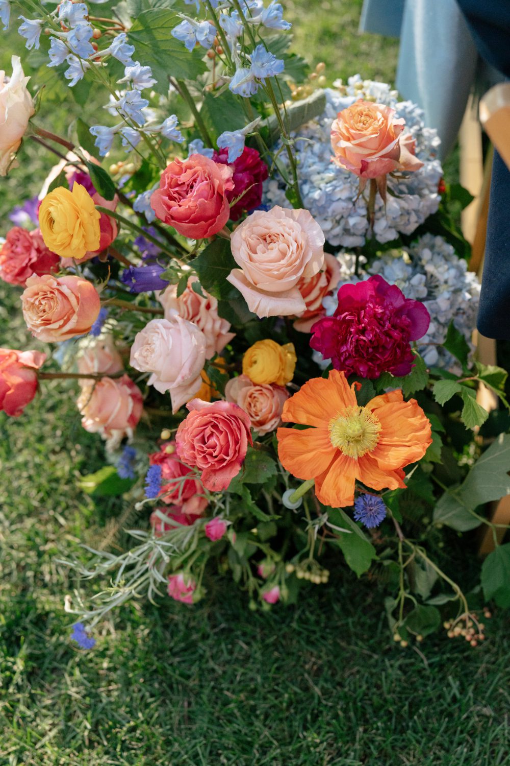 AISLE FLOWER ARRANGEMENTS FOR OUTDOOR WEDDING CEREMONY AT CITY WINERY HUDSON VALLEY