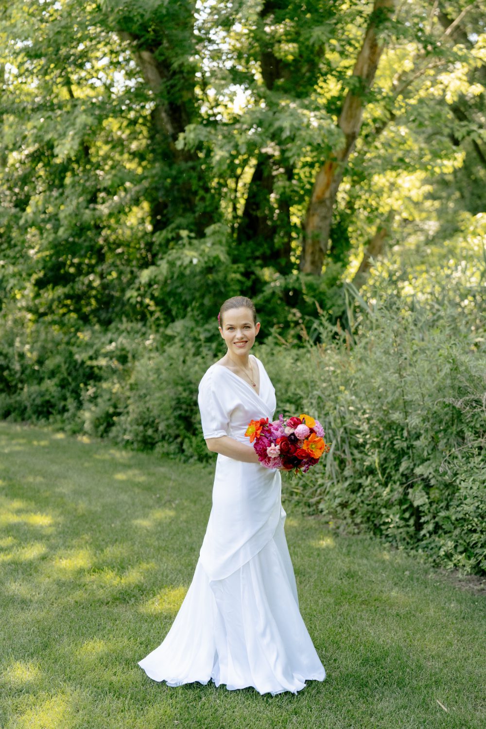 OUTDOOR PORTRAIT OF BRIDE AND HER COLORFUL BOUQUET