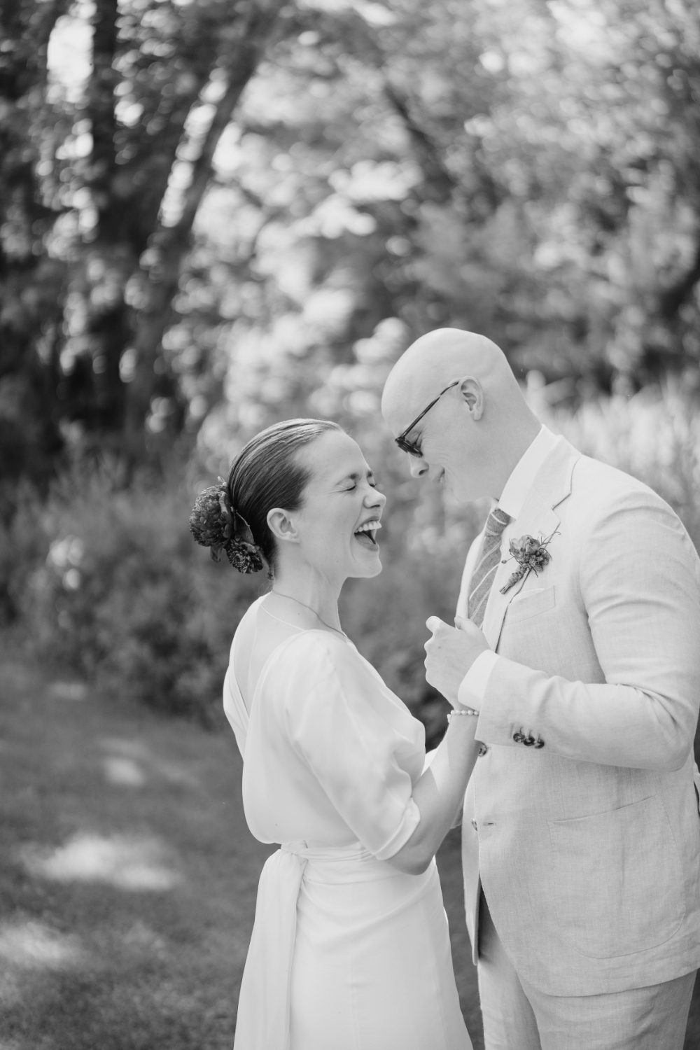 BLACK AND WHITE OUTDOOR PORTRAIT OF BRIDE AND GROOM