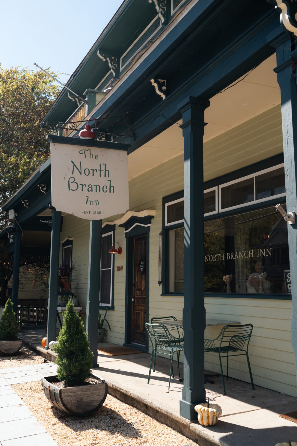 The North Branch Inn’s charming porch and vintage sign are framed by green trim and potted plants. This historic venue, established in 1868, offers a cozy, timeless backdrop for a Hudson Valley micro wedding or weekend celebration.